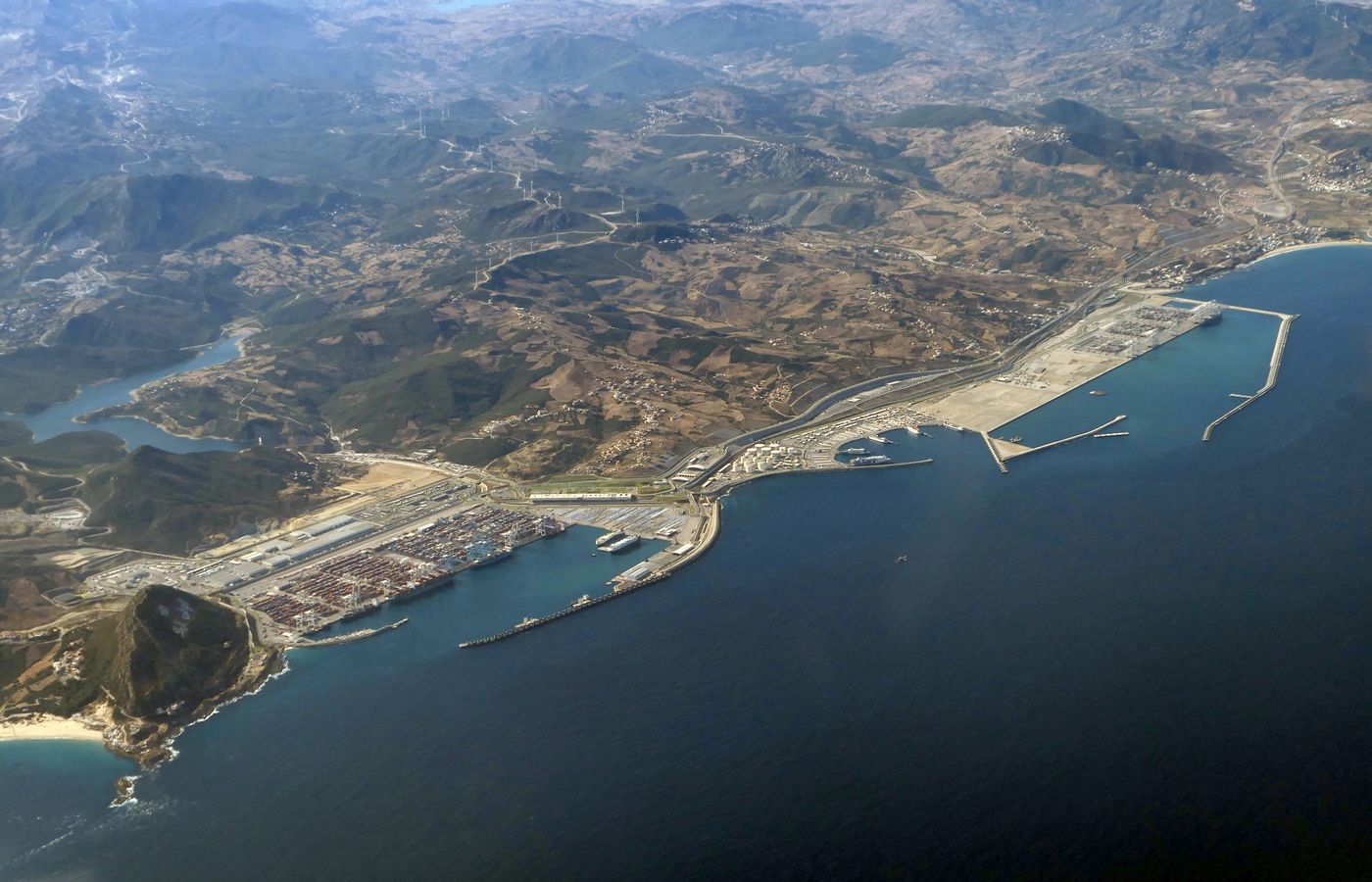 Vue aérienne du port de Tanger Med et de la côte nord marocaine